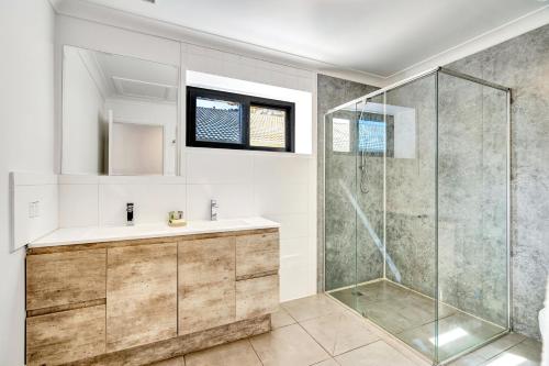 bagno con lavandino e doccia di Montego Mermaid Beach Motel a Gold Coast