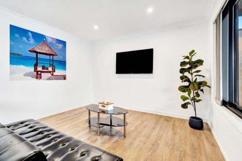TV a/nebo společenská místnost v ubytování Montego Mermaid Beach Motel