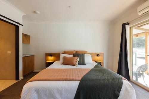 ein Schlafzimmer mit großem Bett und Fenster in der Unterkunft Eleven in Daylesford