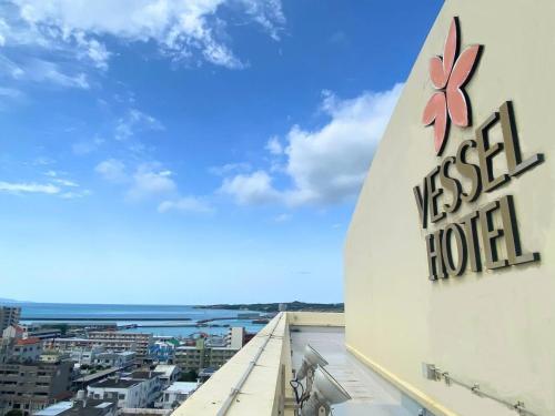 Blick auf ein Hotelschild auf dem Dach eines Gebäudes in der Unterkunft Vessel Hotel Ishigakijima in Ishigaki-jima