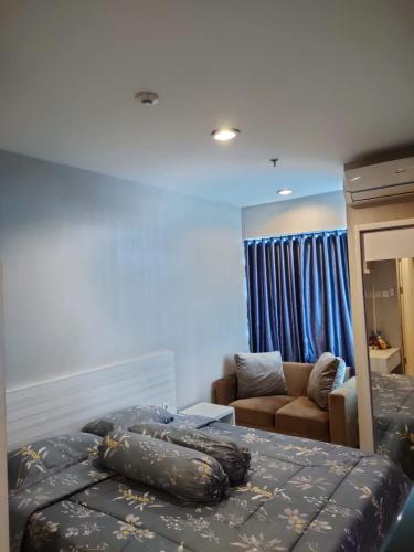 - un salon avec un lit et un canapé dans l'établissement Grand Kamala Lagoon Bekasi Apartement - Type Studio, à Pulosirih