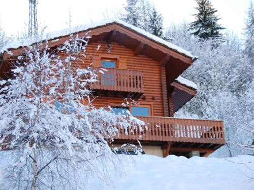 une cabane en rondins avec une terrasse dans la neige dans l'établissement Chalet à Montalbert: 3 Chambres, Mezzanine, Cheminée, Cuisine Équipée, Parking - FR-1-755-7, à Aime La Plagne
