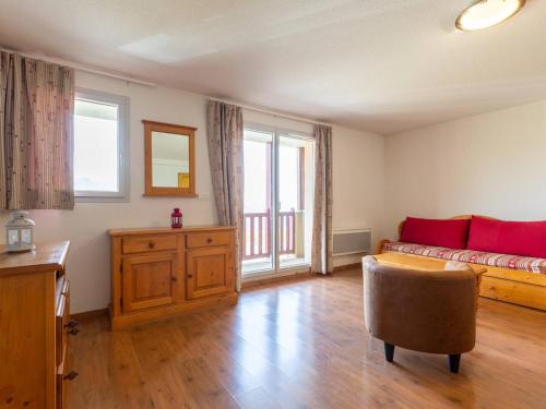 un salon avec un canapé et une table dans l'établissement Appartement à Peyragudes avec 3 chambres pour 8 personnes - FR-1-695-36, à Germ