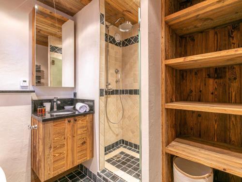 une salle de bain avec douche et lavabo dans l'établissement Duplex luxueux avec sauna, cheminée et parking à Val-d'Isère - FR-1-694-334, à Val dʼIsère