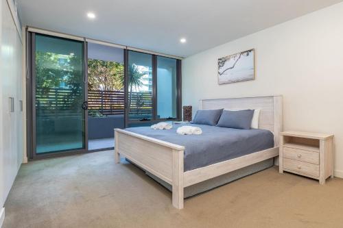 Кровать или кровати в номере Strand Beachside 104