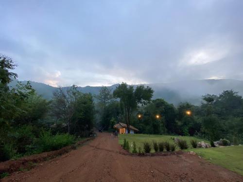 Фотография из галереи Tid Khao Glamping & Bar в городе Tha Kradan