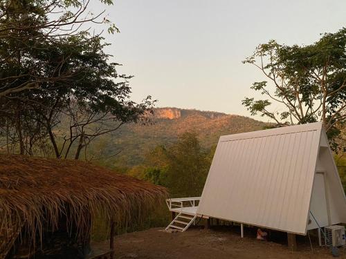 Фотография из галереи Tid Khao Glamping & Bar в городе Tha Kradan
