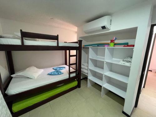 Giường trong phòng chung tại Apartasol en Santa Fe de Antioquia