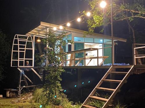 Фотография из галереи Tid Khao Glamping & Bar в городе Tha Kradan