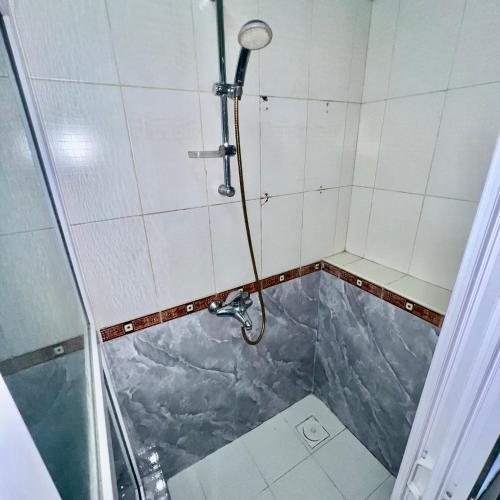 uma casa de banho com chuveiro em En-Suite Rooms W/Pool & Gym in Mikocheni Near Beach em Dar es Salaam