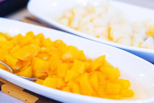 a white bowl filled with cut up mangoes at Kami no yama Azumaya in Kaminoyama