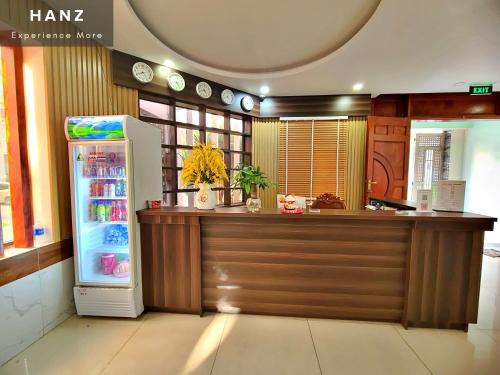 Il comprend une cuisine équipée d'un comptoir et d'un réfrigérateur. dans l'établissement HANZ Hung Phu Hotel, à Hô-Chi-Minh-Ville