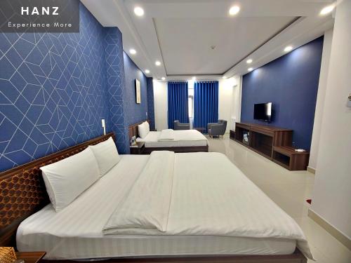 - une chambre avec 2 lits et une télévision dans l'établissement HANZ Hung Phu Hotel, à Hô-Chi-Minh-Ville