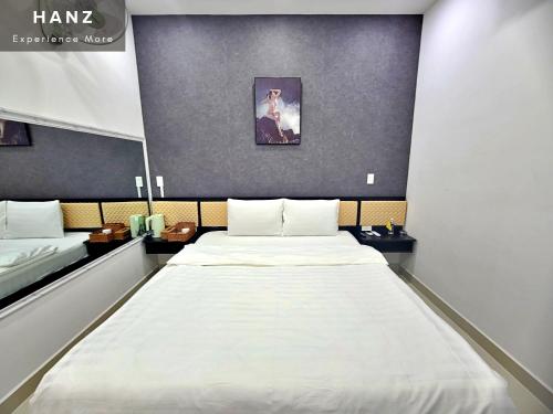 - un grand lit dans une chambre avec 2 lits dans l'établissement HANZ Hung Phu Hotel, à Hô-Chi-Minh-Ville