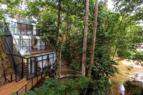 バタング・カリにあるThe Estate Hulu Rening - Private Retreat Cabinの木の家の空中