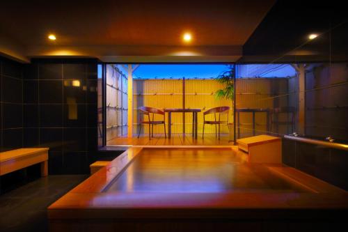 Habitación con mesa y sillas. en Kami no yama Azumaya, en Kaminoyama