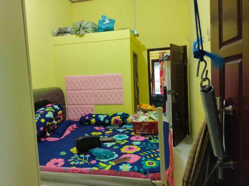 sypialnia dla dzieci z łóżkiem w pokoju w obiekcie Pematang Siantar Vacation House w mieście Pematangsiantar