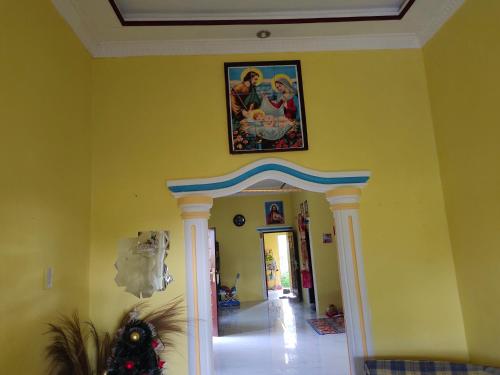 salon z obrazem na ścianie w obiekcie Pematang Siantar Vacation House w mieście Pematangsiantar