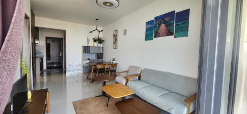 salon z kanapą i stołem w obiekcie Seaview Regalia Park, (Happy House), Full Furnished, Free WiFi Forestcity w mieście Gelang Patah