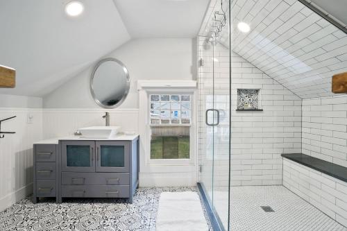 een badkamer met een douche, een wastafel en een spiegel bij Perry District Superb Quality Perfect Location in Spokane