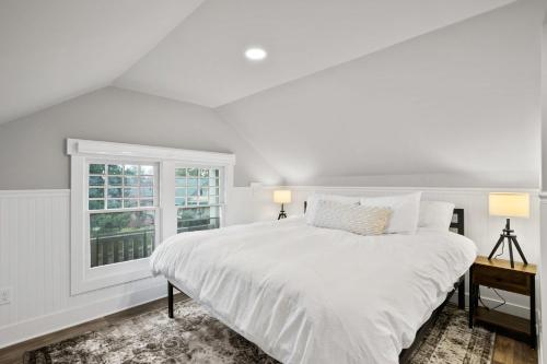 een witte slaapkamer met een groot bed en een raam bij Perry District Superb Quality Perfect Location in Spokane
