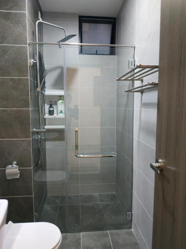 uma casa de banho com uma cabina de duche em vidro e um WC. em Twin Tower Johor custom Ciq Nearest walk by YHA em Johor Bahru