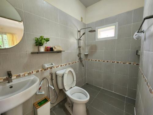 a bathroom with a toilet and a sink at HOMEis Villa Sattahip in Ban Tao Than