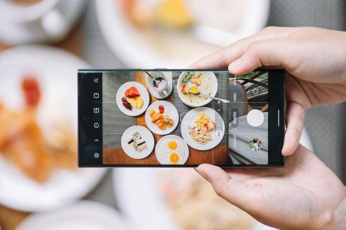 Eten bij of ergens in de buurt van het hotel

