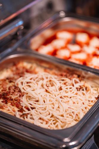 Eten bij of ergens in de buurt van het hotel

