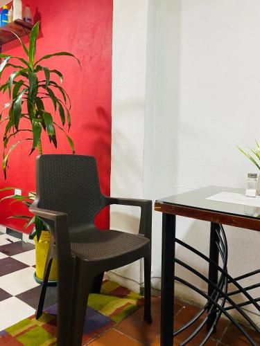 une chaise assise à côté d'une table avec une plante dans l'établissement Bogotá Kings 101, à Bogotá