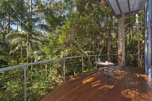 Pethers Rainforest Retreatにあるバルコニーまたはテラス