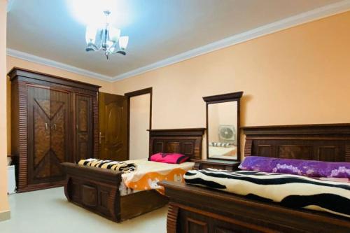 um quarto com 2 camas e um espelho em Luxury apartment by the sea! em Alexandria
