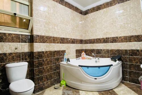uma casa de banho com uma banheira, um WC e um lavatório. em Luxury apartment by the sea! em Alexandria