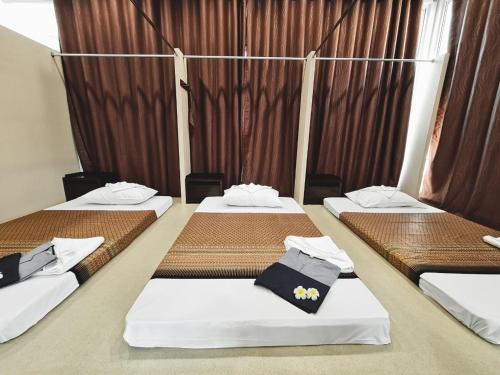 eine Reihe von drei Betten in einem Zimmer in der Unterkunft Luxury Pool Villa at Golden Sea Hua Hin in Hua Hin