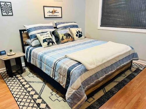 Un dormitorio con una cama con almohadas. en The Bear’s Den en Charleston