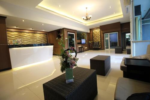 a lobby with a vase of flowers on a table at ลีลาวดี ซอยมหาดไทย รามคำแหง65 Mahadthai in Bangkok