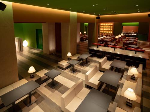 福岡市にあるホテル イル・パラッツォのテーブルと椅子が備わるレストランのオーバーヘッドビュー