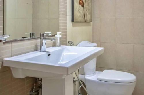 Koupelna v ubytování Unique 2 Bedroom Apartment in Center of Ajman