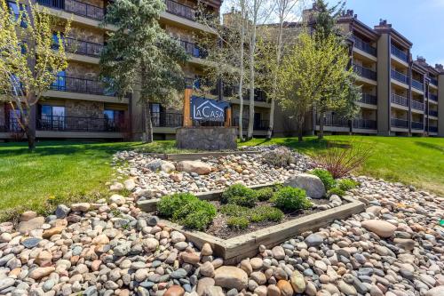 un jardín frente a un edificio en La Casa, en Steamboat Springs