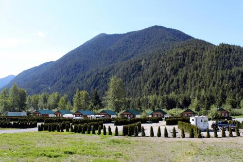 una fila de casas frente a una montaña en Sunshine Valley RV Resort and Cabins, en Sunshine Valley