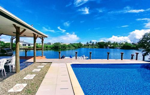 una piscina con vista sul fiume di Waterfront Sunset Apartment Nadi a Nadi