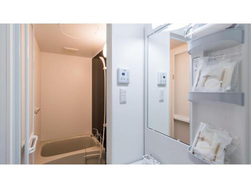 baño con espejo y baño con ducha en Hotel Thomas Nago - Vacation STAY 40430v, en Nago