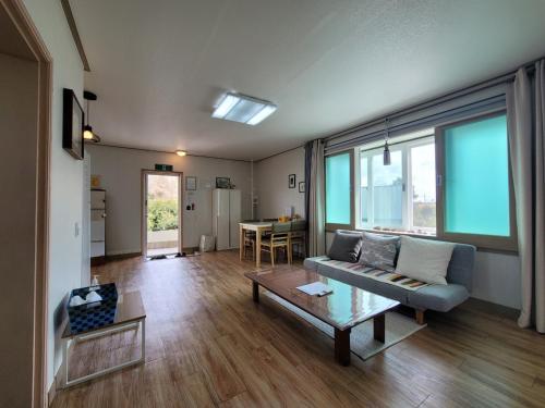 Posezení v ubytování Jeju Mermuri