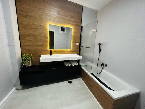 a bathroom with a white sink and a bath tub at Apartamento Plaza in Castilleja de la Cuesta