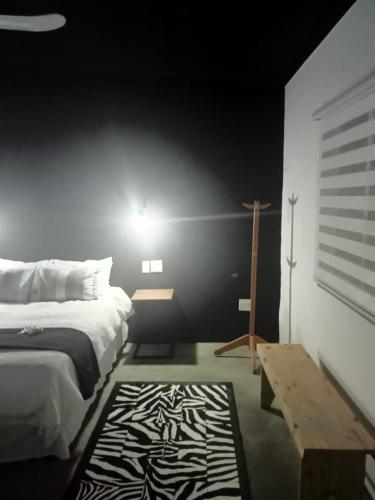 Ein Bett oder Betten in einem Zimmer der Unterkunft Prosper Stud Guest House