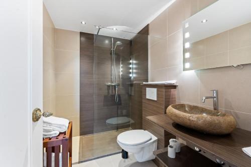 y baño con lavabo, aseo y ducha. en Hotel Torenhof, en Sint-Martens-Latem
