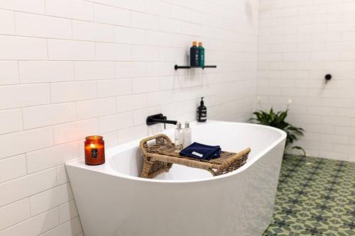 een badkamer met een ligbad en een wastafel bij Coolamon School of Arts 