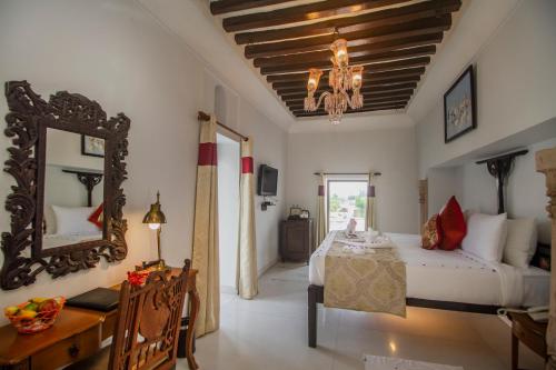 Cama o camas de una habitación en Amritara Chandra Mahal Haveli, Bharatpur