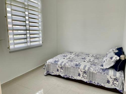 um quarto com uma cama e uma janela em Rumah Kami Homestay em Butterworth