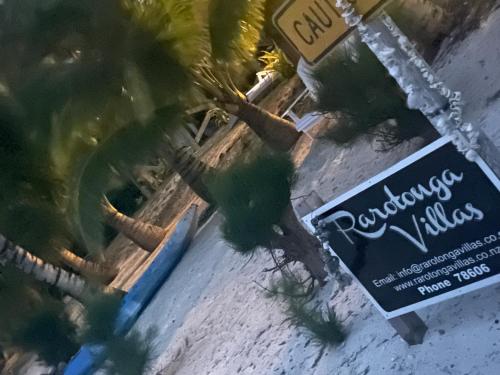 Rarotonga Villas Absolute Beachfrontに飾ってある許可証、賞状、看板またはその他の書類